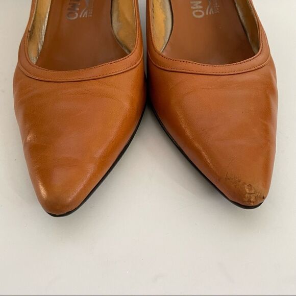 Ferragamo ~ caramel colored pumps ~ size 9 ~ see photos for imperfections - Picture 3 of 9